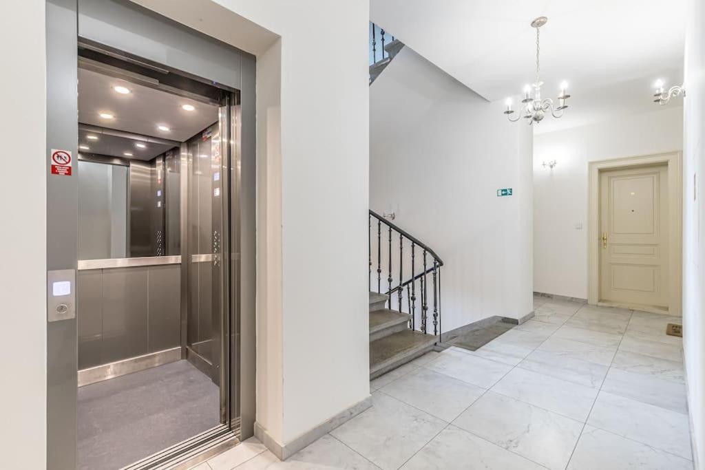 Cozy Quiet New Apartment In Karlin Square براغ المظهر الخارجي الصورة